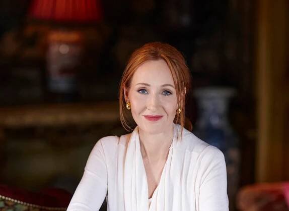 JK Rowling kritizuje liberálov za obetovanie slobody prejavu v záujme „uznania svojho kmeňa“