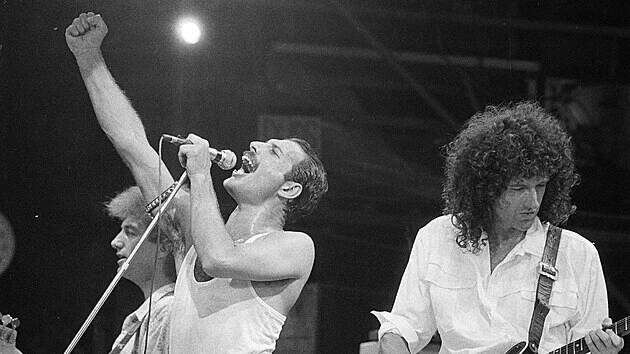 John Deacon, Freddie Mercury a Brian May z kapely Queen na koncertě Live Aid (Londýn, 13. července 1985)