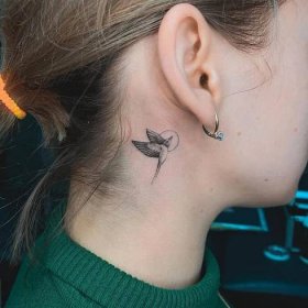70+ nejúžasnějších tetování na krk pro ženy v roce 2022