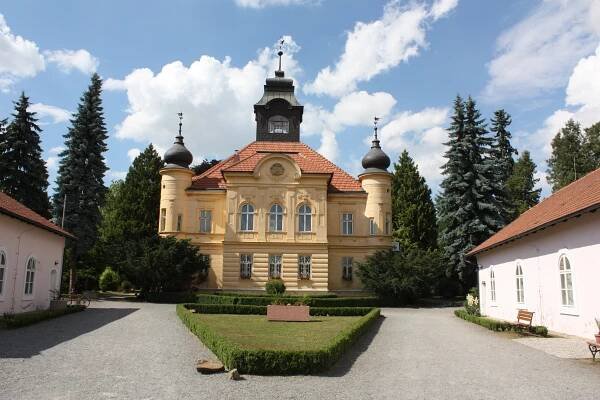 Zámek a zámecký park v Doloplazích - Turistický informační portál Olomouckého kraje