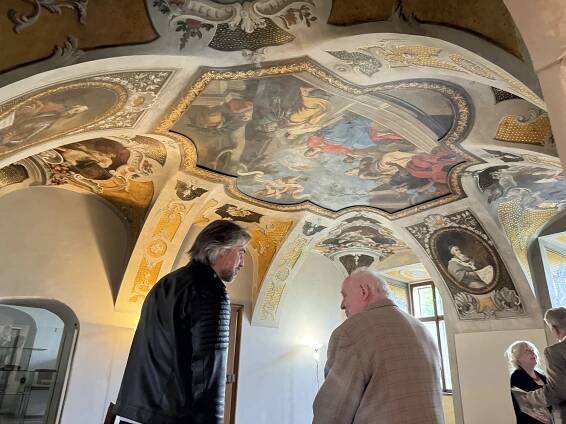 Pocta malířské legendě. Největší výstava Handkeho děl začala ve Šternberku