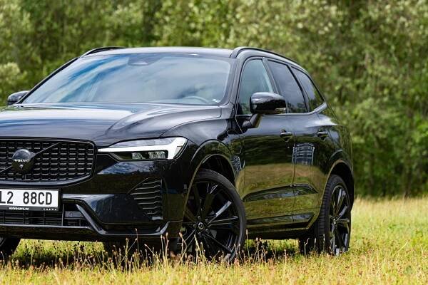Temná stylovka s překvapivou porcí zábavy: Plug-in hybridní Volvo XC60 nás dokázalo uklidnit i pobavit