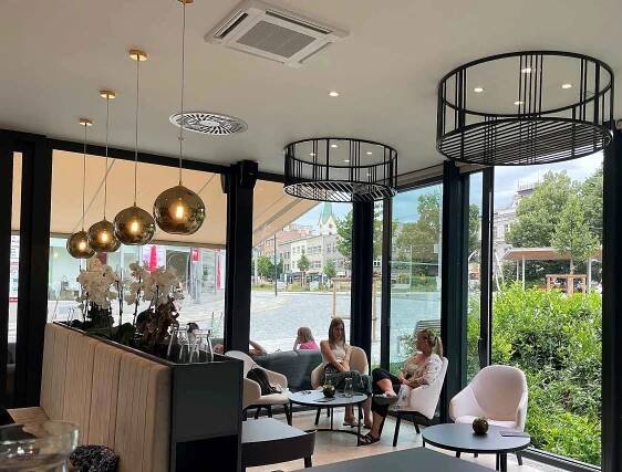 Kavárna Park Café u Tržiště pod Kaštany nabízí italskou kávu i výborné dortíky