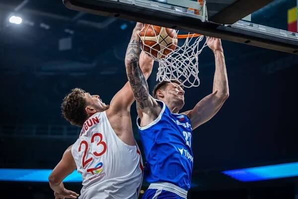 Děsivý počet faulů zničil šance českých basketbalistů