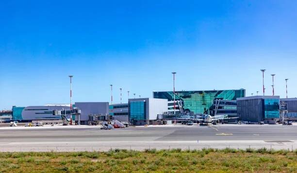 pohled na římské letiště fiumicino v římě s letadlem u brány. je to největší letiště v itálii. - fiumicino - stock snímky, obrázky a fotky