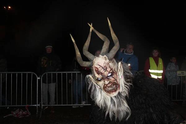 Krampusové naháněli hrůzu ve Vyšším Brodě. Výtěžek akce putoval na dobrou věc