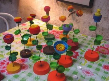 Bloemen van gekleurde doppen en ijzerdraad! Gezien bij Tabak bottle top flowers sculpture 3D recycled Diy For Kids, Recycling, Diy Crafts, Recycled Crafts