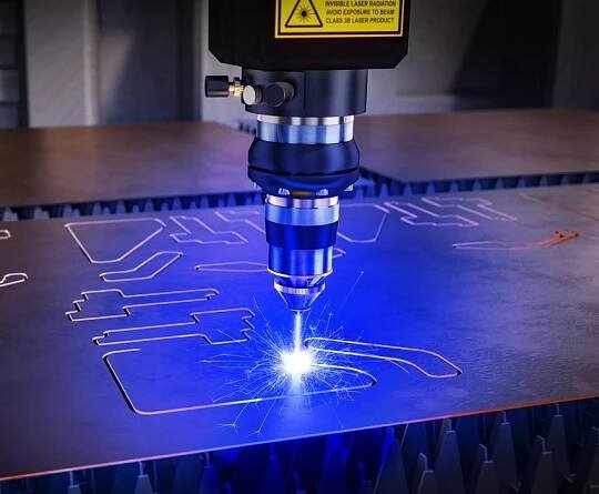 Eine Laserschneidmaschine im Betrieb, die ein hellblaues Licht ausstrahlt, während sie komplizierte Formen in ein Metallblech schneidet.
