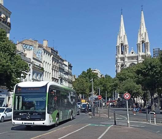 I na jih Francie už dorazily elektrobusy. Potkáte je hlavně na linkách 42 a 81 v centru a jezdí jich tu už skoro 20. Nejstarších 5 je z roku 2016 značky Irizar. Během let 2021-2 dorazilo dalších 12, po třech od značek Irizar, Heuliez, Mercedes-Benz a Volvo.