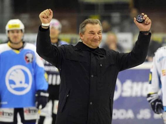 O čestné vhazování v zápase Plzně s Vítkovicemi se postarala legenda světového hokeje Vladislav Treťjak. Jako brankář si zachytal i v Kladně. 
