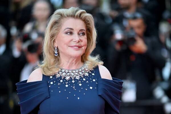Catherine Deneuve se vzpamatovala z mozkové mrtvice. Osmdesátiletá ikona dokonce zahájila festival v Cannes, i když s potížemi