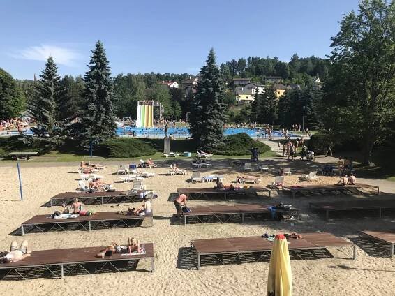 Tropický den na Jiráskově koupališti v Náchodě. Lákadlem je nový dětský bazén