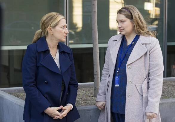 Sestřička Jackie - Rozhodující chvíle - Z filmu - Edie Falco, Merritt Wever