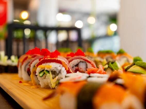 Sushi sety s maki, nigiri, krevetami na špejli i smaženými rolkami: 24-49 ks