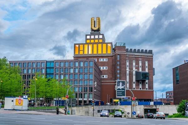 Dortmund, Německo, 30. dubna 2018: lidé procházejí U T — Stock obrázek
