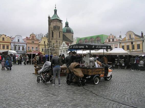 Stánky plné domácích uzenin i pečiva. V Brodě začaly farmářské trhy, podívejte