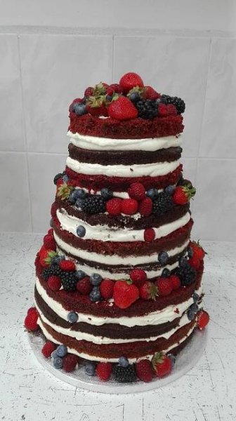 Svatební naked cake s ovocem