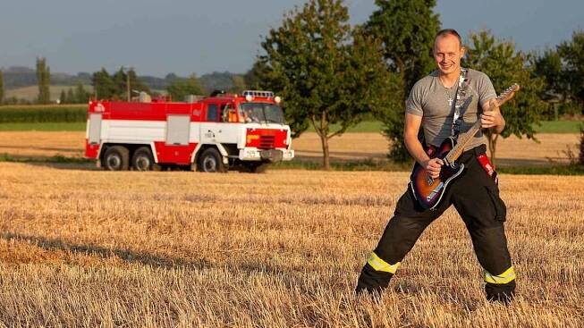 Zpívající hasič Jurič Pařil z Telče má nový Vánoční klip, vyjde mu i první album