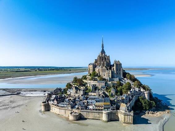 Solné bažiny, klášter Mont-Saint-Michel - Video Media Studio Europe / Shutterstock