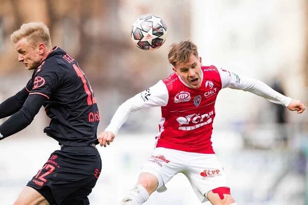 Pardubičtí fotbalisté (v červeném) si s Jabloncem body rozdělili.
