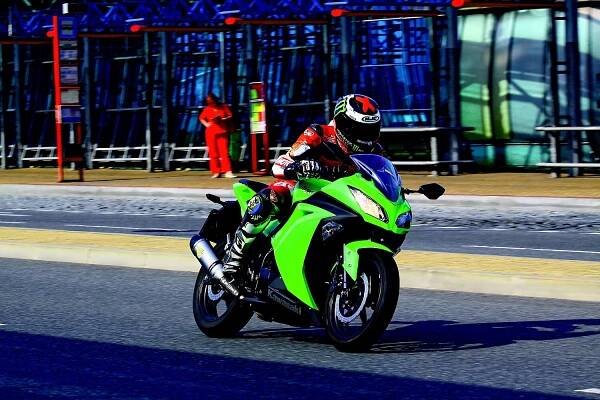  TEST: Kawasaki Ninja 300