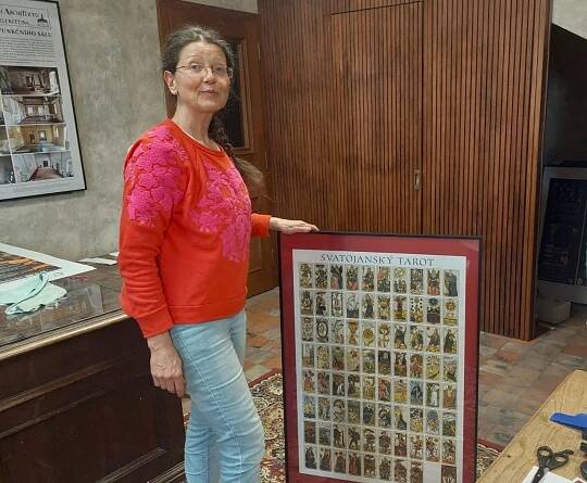 Linoryty ze Svatojánu. Eva Francová, známá jako Kuchařka ze Svatojánu, vystavila své tarotové karty | Hradec Králové