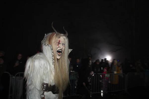 Krampusové naháněli hrůzu ve Vyšším Brodě. Výtěžek akce putoval na dobrou věc