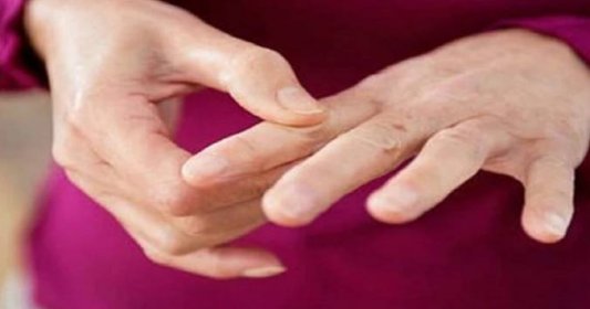 Minutová masáž prstů uleví od bolesti už za 5 minut: Zlepší činnost střev, pomáhá i na srdce a migrény