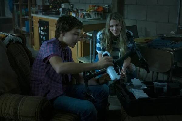 Ozark - Ve válce - Z filmu - Skylar Gaertner, Sofia Hublitz