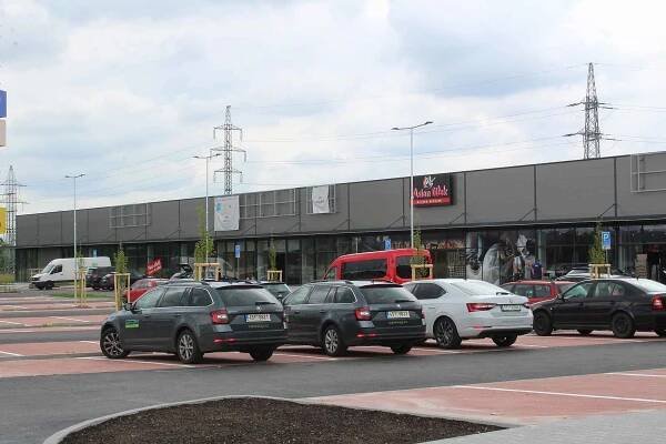K Retail Parku Okružní budete muset od zastávky popojít