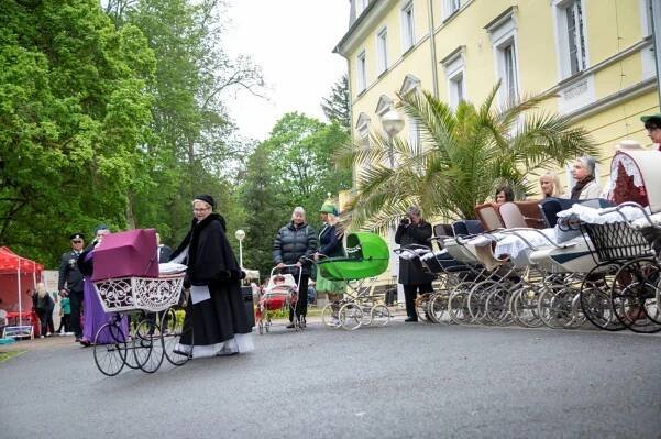 Buty, bižuterie i žehnání pramene. Konstantinovy Lázně zahájí 222. sezonu