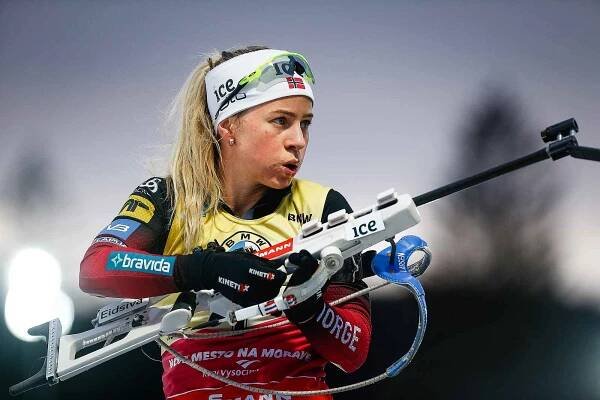 Tiril Eckhoffová v závodu Světového poháru v biatlonu - stíhací závod žen na 10 km.