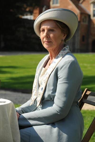 Penelope Wilton (as Isobel Crawley): Duck egg blue summer suit, hat and shoes Season 3, Episode 1 8 image 4 - © Carnival Film & Television Limited