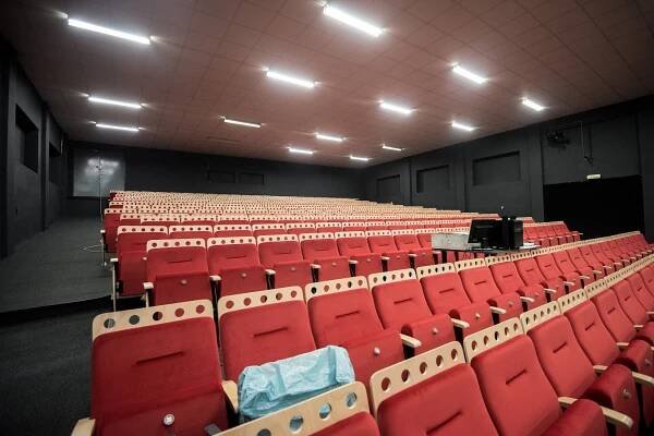 Nové Divadlo Mír v Ostravě otevřou Dva úplně nazí muži