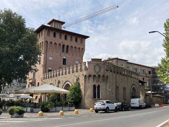 Súbor:Hrad rodu Pico, Mirandola (Piazza Guglielmo Marconi, 23).jpg