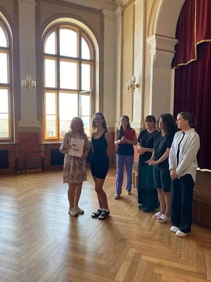 Káva v šeru zúčtovala rok, o výdělek se studenti podělili