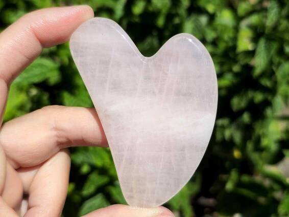 Masážní gua sha růženín