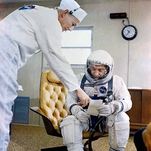 Súbor:Gus Grissom Gemini-3 checklist.jpg – Wikipédia