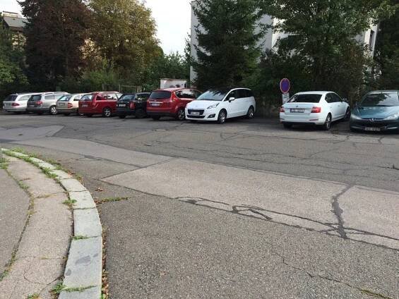 Travnatý plácek nahradí náměstíčko: Smíchovská radnice chystá proměnu prostranství U Mrázovky