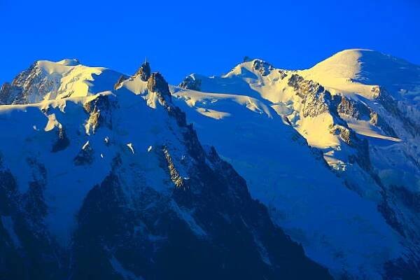 aiguille du midi, alpská krajina mont blanc, zlatý východ slunce - dôme du goûter - stock snímky, obrázky a fotky