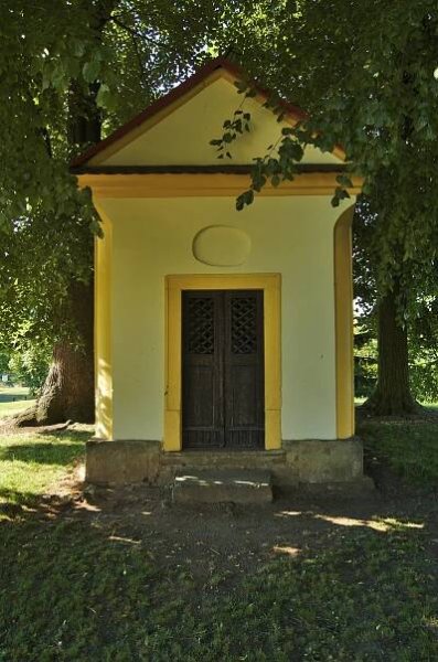 Soubor:Kaplička na návsi, Petrovice, okres Blansko.jpg