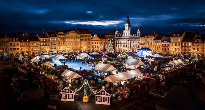 Vánoční trhy České Budějovice 2023 s unikátním ledovým kluzištěm