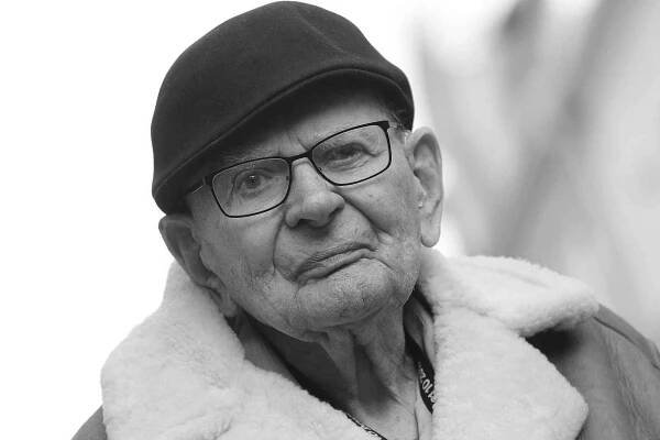 Fotogalerie: Herec Jan Skopeček slavnostně odhali pamětní desku - Deník.cz
