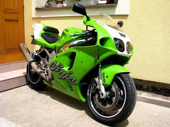 Kawasaki ZX7R | Katalog motocyklů a motokatalog na Motorkáři.cz