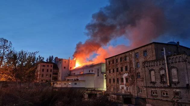 V Berouně hořela pekárna. Požár způsobil škody za sto milionů korun