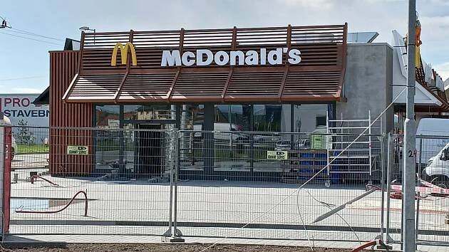VIDEO: Provozovna McDonald’s vyrůstá v Kunovicích. Otevírá za pár týdnů