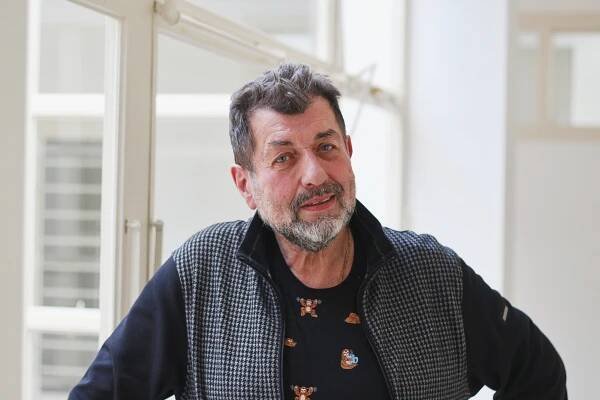 Do divadla nechodím do práce. Chodím se tam bavit a smát, říká herec Zdeněk Junák