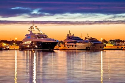 Luxusní jachty přístavu zlaté hodiny View, Zadar, Chorvatsko, Dalmácie — Stock obrázek
