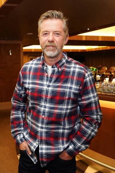 Napořád už bude vojínem Koubou, ale i jako svůdník a sukničkář si Jiří Langmajer našel v českém filmu své čestné místo. Oproti svým hereckým kolegům má Langmajer tu výhodu, že se nestydí ukázat se před kamerou tak, jak ho pánbůh stvořil, což zástupy jeho fanynek nadšeně vítají. Téměř všechno odhalil například ve filmu Chlap na střídačku. 