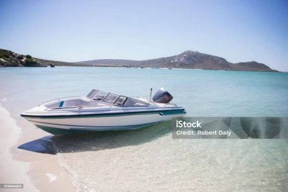 Motorový člun na břehu - Bez autorských poplatků Námořní plavidlo - Dopravní prostředek Stock fotka